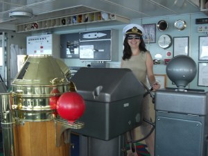 Caia brincando de pilotar, quando me visitou no navio