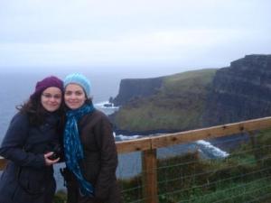 Mari e eu numa falésia na Irlanda- nov2008