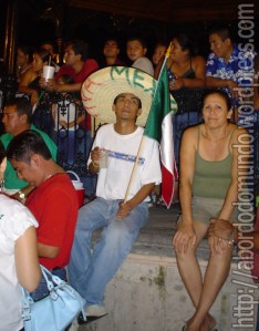 Mexicano com sombrero e tequila