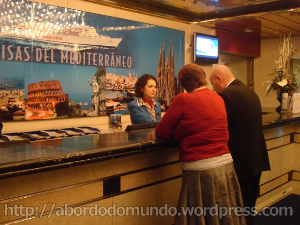 webdsc00309 No balcão de excursões, atendendo a passageiros