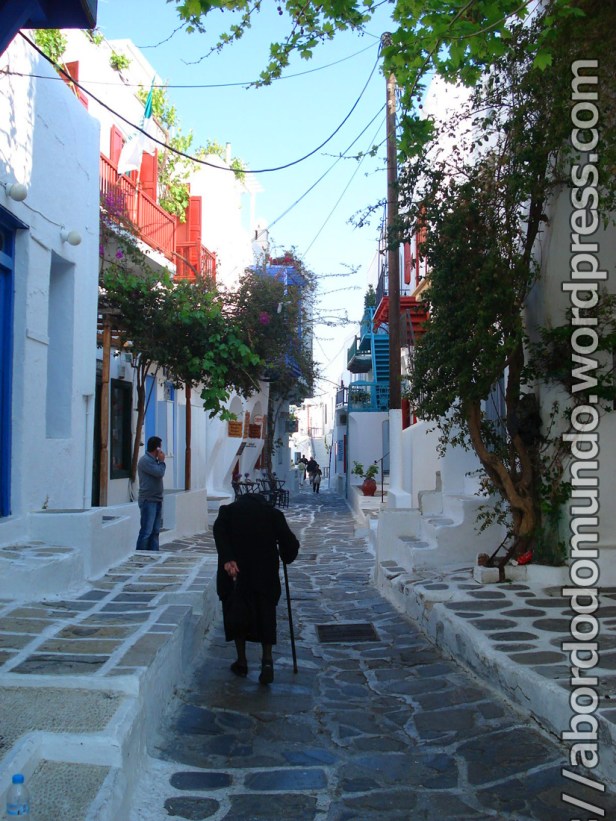 Senhora vestida de negro pelas ruas de Mykopnos, Grécia