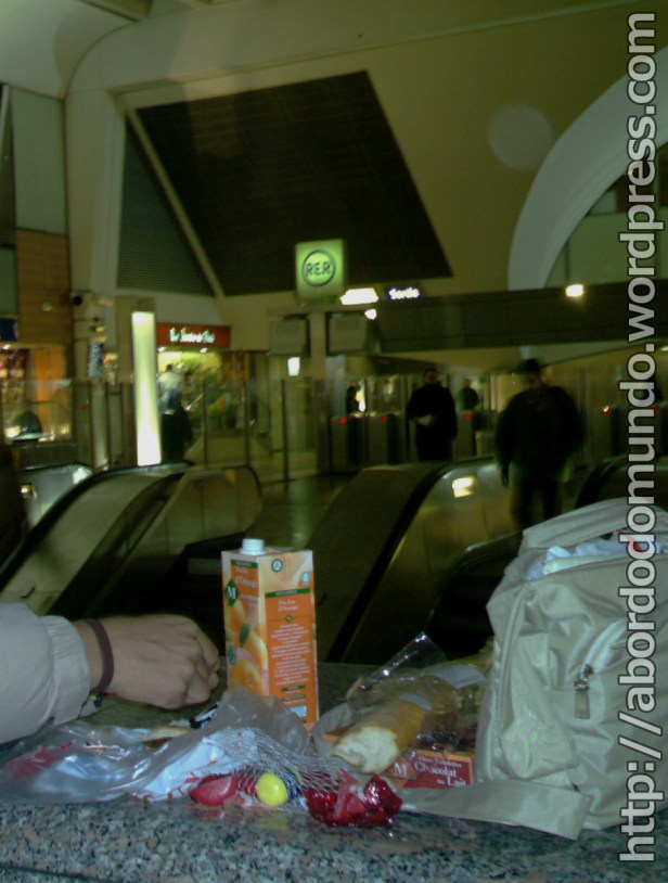 Comendo comida de supermercado em uma estação em Paris