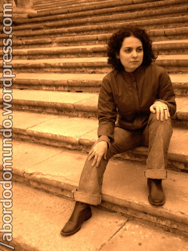 Fazendo pose nas escadarias da catedral de Girona