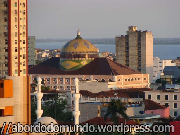 O teatro de Manaus, com o rio Amazonas ao fundo