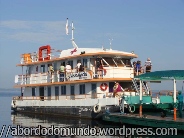 O barco hospital, da Igreja metodista, percorre o rio atendendo a população ribeirinha