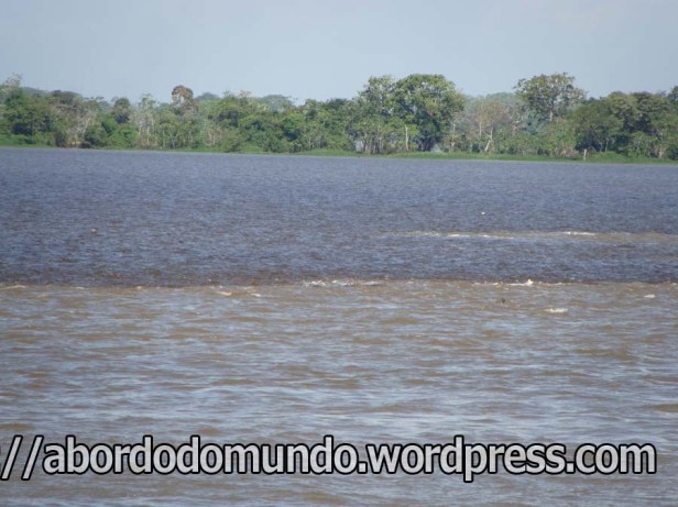 Encontro das águas: o rio negro e o solimões percorrem alguns kilometros juntos até se juntarem totalmente, formando o rio Amazonas