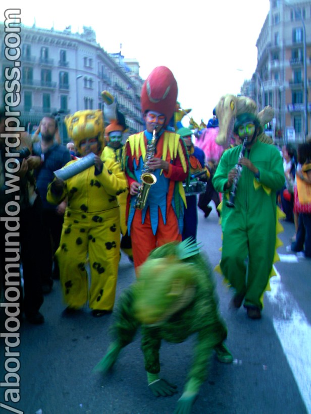 La Mercè 2006: músicos fantasiados desfilando pelas ruas