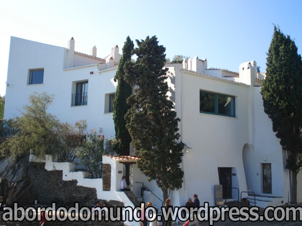 Por fora, a casa é até normal...