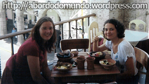 Clara e Clara comendo comida inca com as mãos, num restaurante em Arequipa, Peru