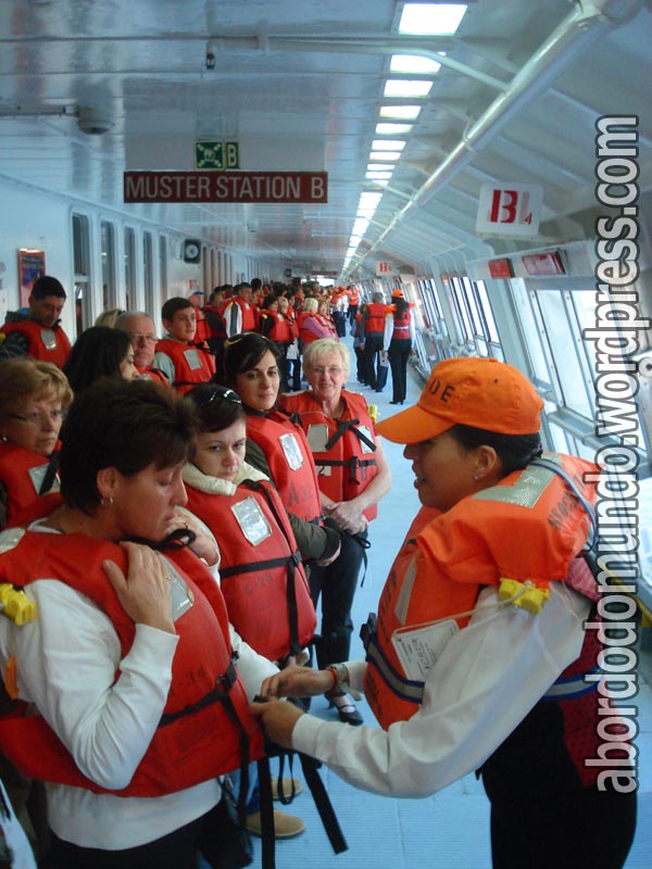 Simulação de emergência com passageiros