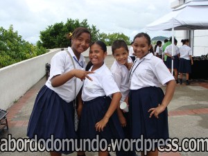 Meninas posando para a foto com a universal maozinha de dois dedos. Afinal, o que é isso?