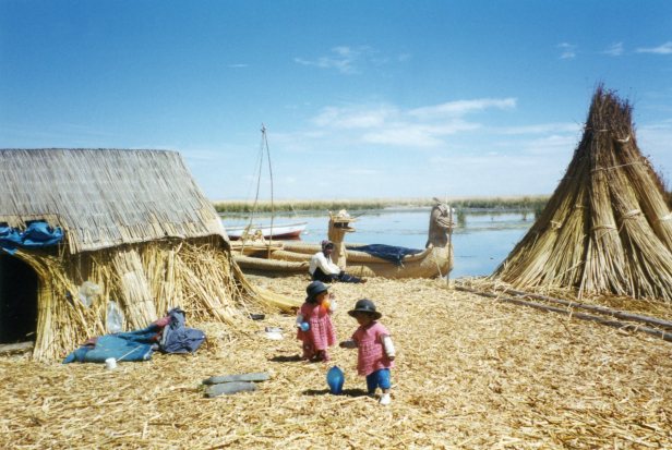 Crianças nas ilhas flutuantes do algo titicaca- photo by Chris Garner