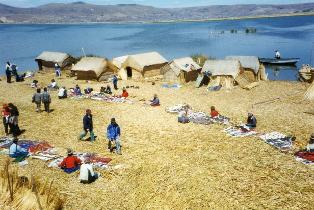 Ilhas flutuantes no lago Titicaca- photo by Chris Garner