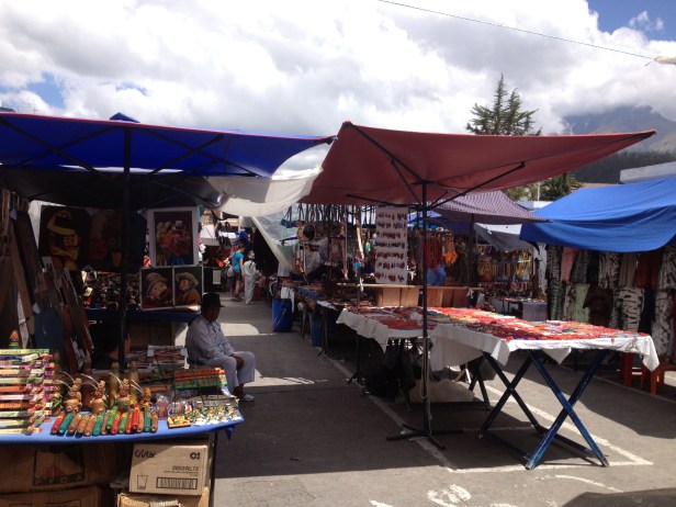 O mercado de artesanato de Otavalo é o mais famoso do Equador. Coisas lindas e baratas. Vale pechinchar. Sábado é o dia com mais barrcas, mas todo dia tem mercado.
