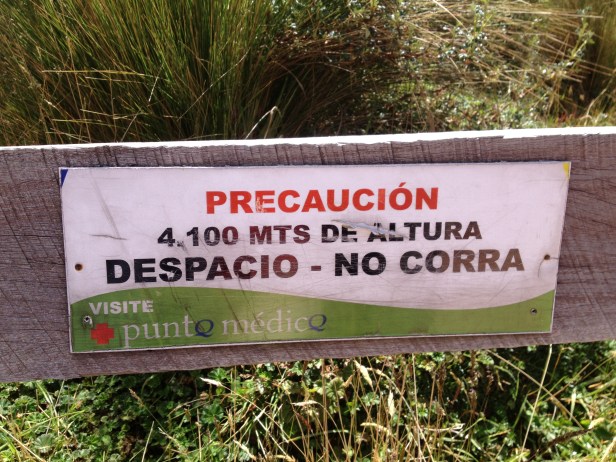 Esta placa lá no alto o teleférico, avisa para andar devagar, não correr, por causa dos 4500 metros de altitude. 