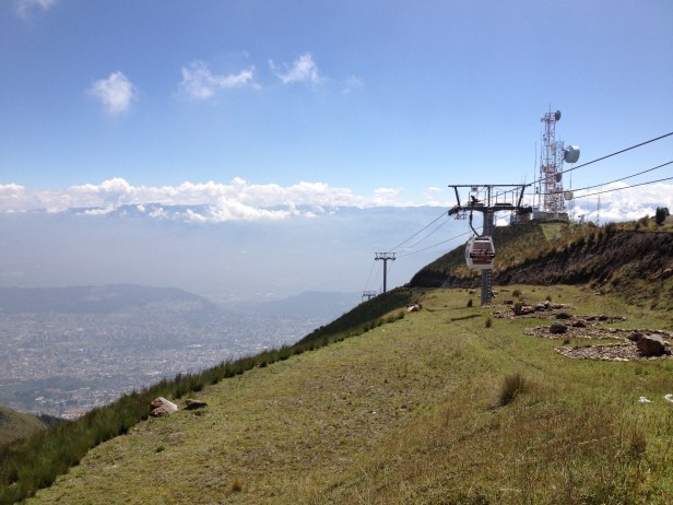 Vista do teleférico. Quito lá "embaixo", a somente uns 2800 de altitude.