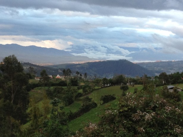 vista do hostal la Luna. Otavalo é cercada por dois vulcões daqui dá para vê-los.