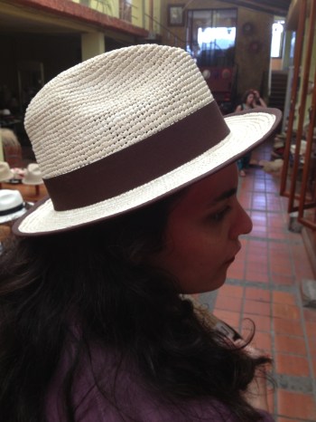 Em Cuenca, no museu do sombrarero, experimentando um chapeu panamenho, digo, de paja de toquilla