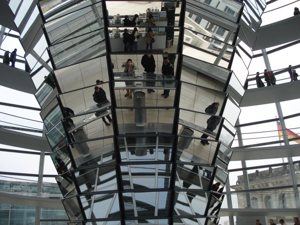 Pilastra espelhada dentro do Sony Center, Berlim