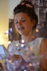 Esther, a brides maid cantando