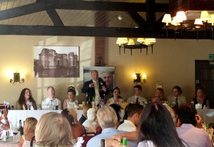 visão do salão com mesa dos noivos ao fundo