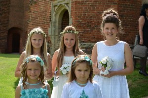 Damas (flower girls) e a brides maid à direita