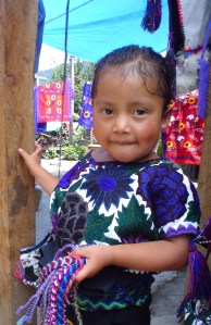 mexicanazinha linda, de Zinacantan, vende artesanatos indígenas.