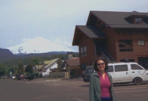 Em Pucon, com o vulcão Villarica ao fundo. A qualidade ruim da foto é porque já estava sem minha câmera, conforme post anterior...