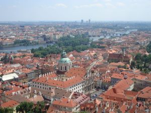 Vista aérea de Praga. Recomendo subir na torre, na catedral do castelo. Pouca gente sabe, mas inclusive é grátis. 