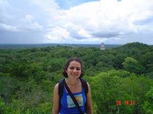 A senhora caiu da pirâmide cujo topo se vê ao fundo, à direita