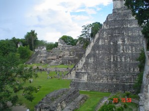 Aqui dá para ter noção da altura das pirâmides e de que como se sobe.