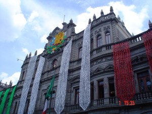 Palácio do governo em Puebla, com as cores da bandeira mexicana.