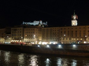 Vista noturna de Salzburg, Austria. 