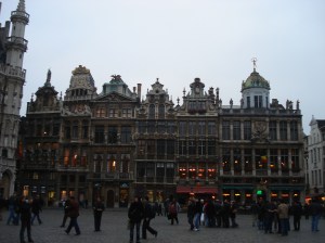 A praça principal de Bruxelas já foi considerada pelo rei Carlo V a mais bonita da Europa. 