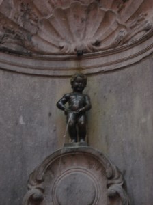 Esta fonte com a estátua de um menino fazendo xixi, Manneken Pis, é uma das principais atrações de Bruxelas. Ele veste roupinhas ao longo do ano, doadas por diversos países, inclusive o Brasil. 