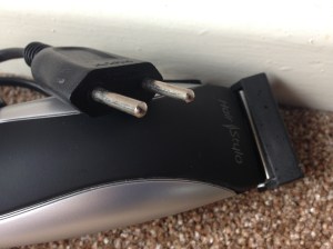 O barbeador tem este plug diferente, para ser usado no banheiro.