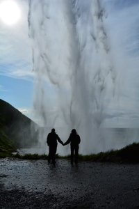 Atrás da cachoeira Seljalandsfoss