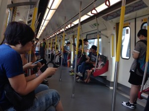 No Metrô. Quantas pessoas não estão envolvidas com o celular?