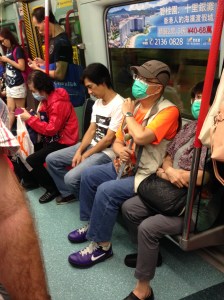 cena comum: pessoas usando máscaras cirúrgicas em lugares públicos