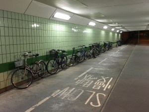 Bicicletas ficam o dia inteiro na rua e não são roubadas.