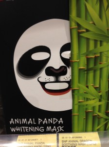 Essa máscara do panda é até um pouco assustadora. rsrs