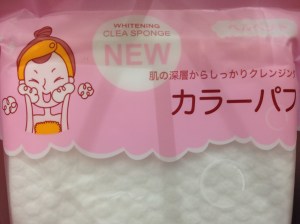 Produtos que prometem embranquecer o rosto.