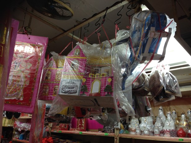 Casas, carros e até helicópteros para queimar, ofertando aos antecepassados que já partiram