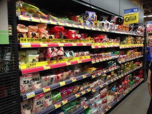 Prateleira de noodles. Todo supermercado tem duas. E essa é de um supermercado pequeno...