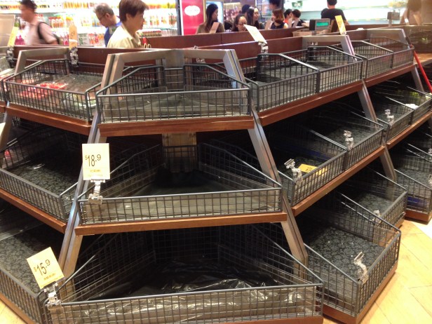 Prateleiras vazias em supermercado em Hong Kong na véspera do furacão Haima