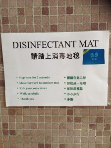 Tapete desinfectante com explicações detalhadas para limpar os pés antes de entrar