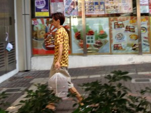 Levando o passarinho na gaiola para passear. A foto não ficou boa pois eu estava correndo atrás do homem para fotografar e ele continuava andando. 