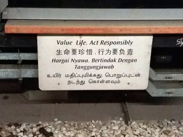 placa em 4 linguas em Singapura-abordodomundo